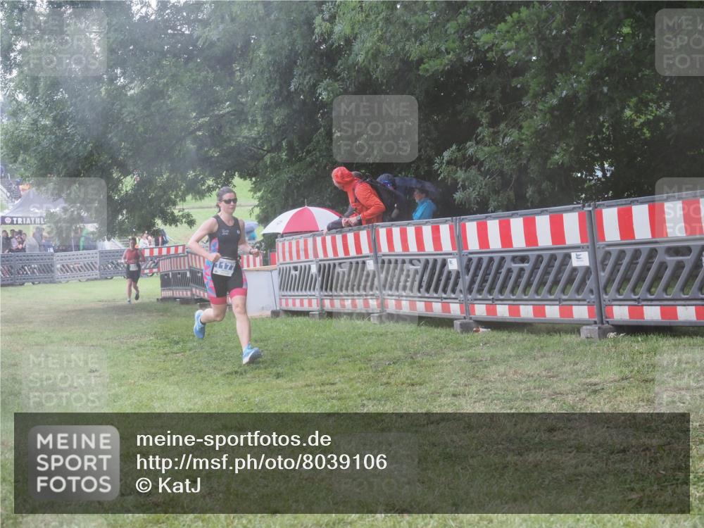 21.06.2025 - 27. Vierlanden-Triathlon KatJ http://msf.ph/oto/8039106 15.06.2025 14:22:25 Ziel 1177 meine-sportfotos.de