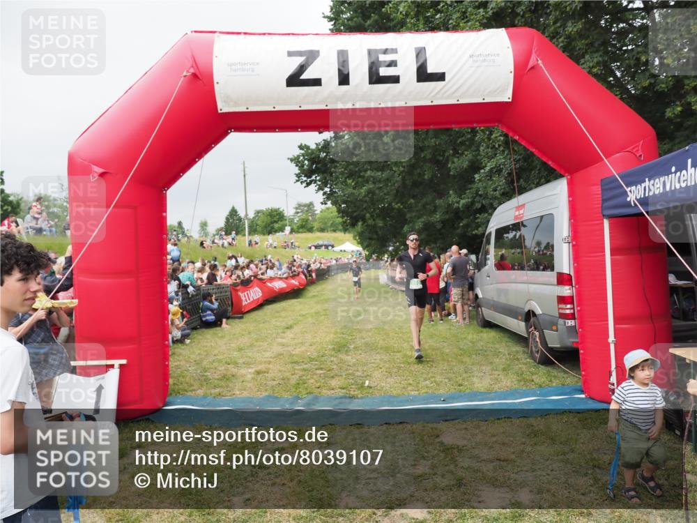 21.06.2025 - 27. Vierlanden-Triathlon MichiJ http://msf.ph/oto/8039107 15.06.2026 13:20:11 Ziel 710 meine-sportfotos.de