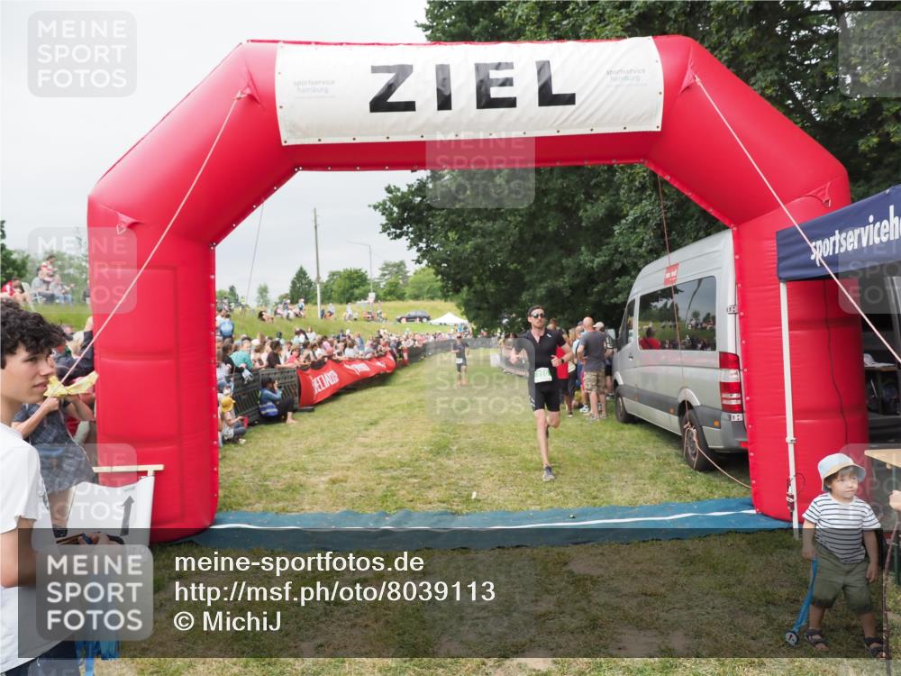 21.06.2025 - 27. Vierlanden-Triathlon MichiJ http://msf.ph/oto/8039113 15.06.2026 13:20:12 Ziel 710, 803 meine-sportfotos.de