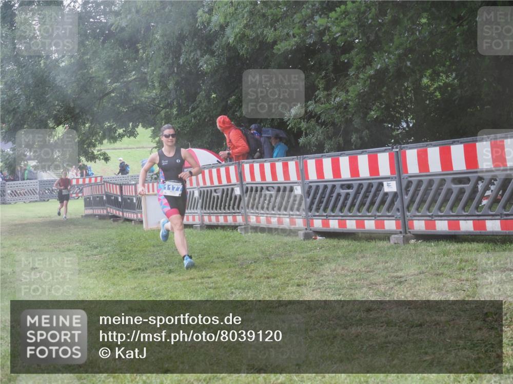 21.06.2025 - 27. Vierlanden-Triathlon KatJ http://msf.ph/oto/8039120 15.06.2025 14:22:26 Ziel 1177 meine-sportfotos.de