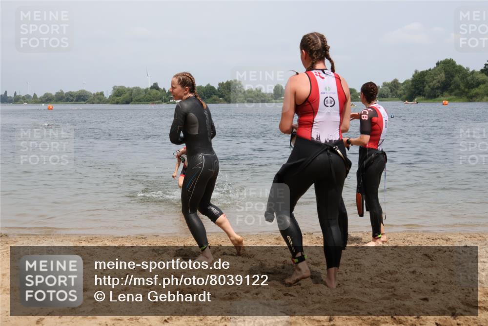 21.06.2025 - 27. Vierlanden-Triathlon Lena Gebhardt http://msf.ph/oto/8039122 15.06.2025 12:31:08 Schwimmen 1069, 1070, 1071, 1072 meine-sportfotos.de