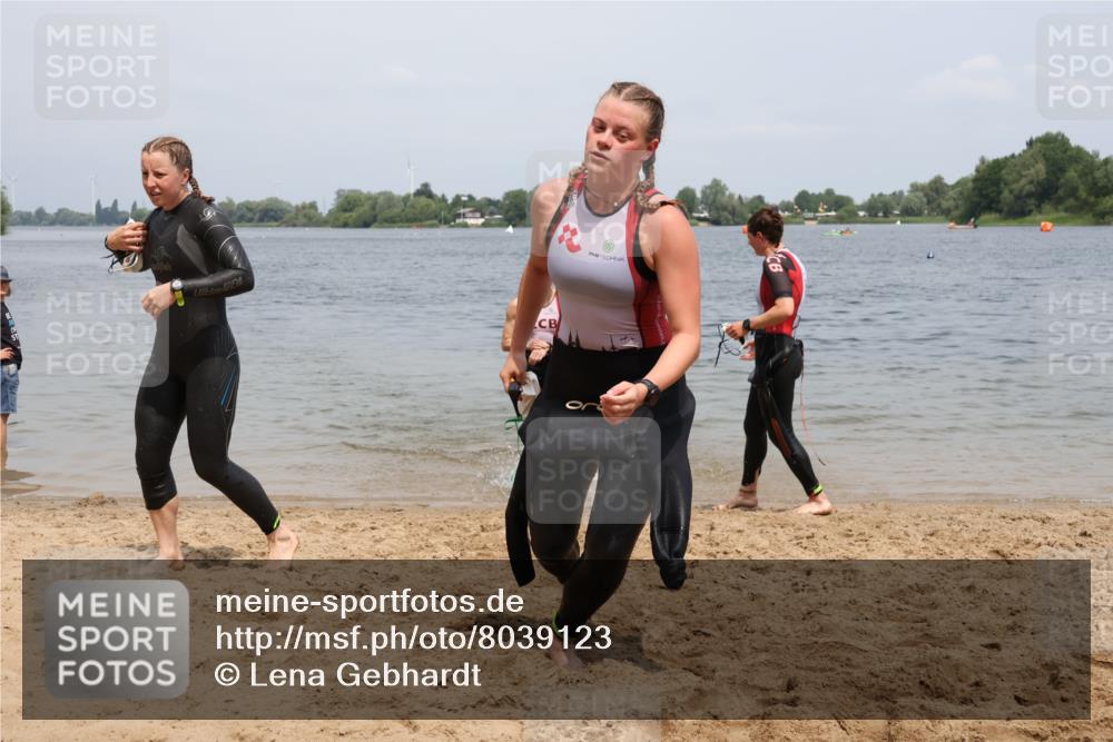 21.06.2025 - 27. Vierlanden-Triathlon Lena Gebhardt http://msf.ph/oto/8039123 15.06.2025 12:31:09 Schwimmen 1069, 1070, 1071, 1072 meine-sportfotos.de
