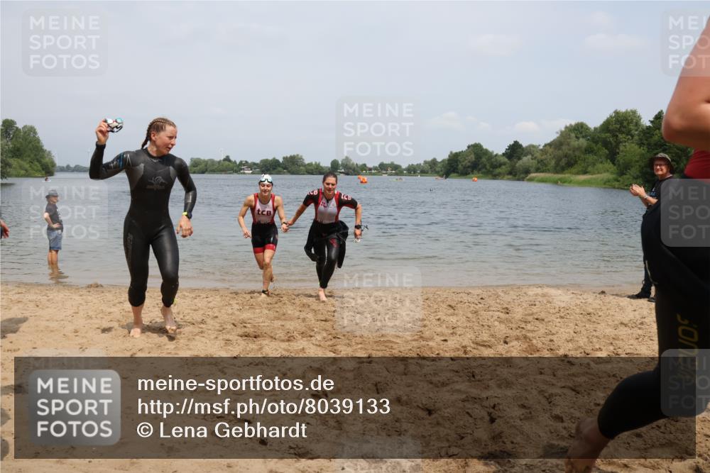 21.06.2025 - 27. Vierlanden-Triathlon Lena Gebhardt http://msf.ph/oto/8039133 15.06.2025 12:31:10 Schwimmen 1069, 1070, 1071, 1072 meine-sportfotos.de