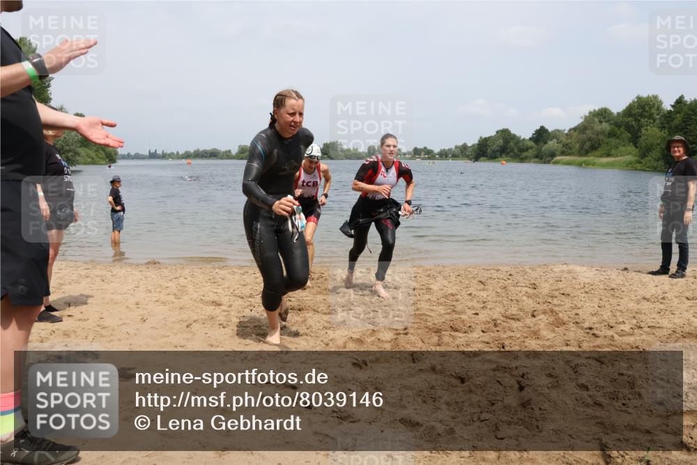 21.06.2025 - 27. Vierlanden-Triathlon Lena Gebhardt http://msf.ph/oto/8039146 15.06.2025 12:31:11 Schwimmen 1069, 1070, 1071, 1072 meine-sportfotos.de