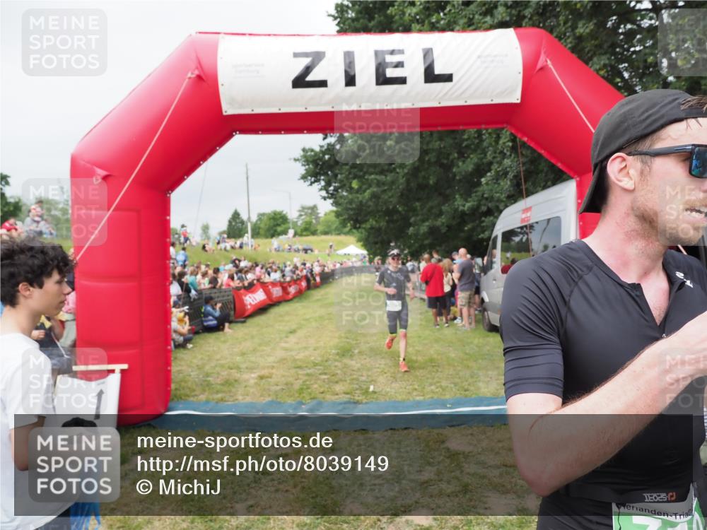 21.06.2025 - 27. Vierlanden-Triathlon MichiJ http://msf.ph/oto/8039149 15.06.2026 13:20:15 Ziel 710, 803 meine-sportfotos.de