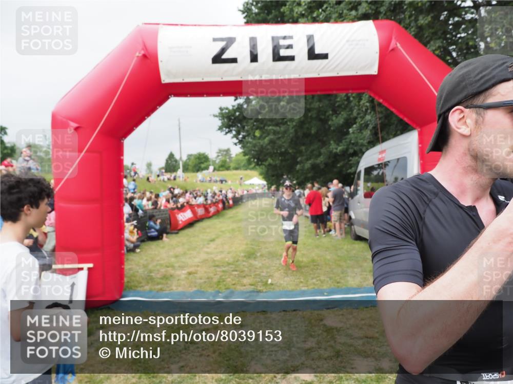 21.06.2025 - 27. Vierlanden-Triathlon MichiJ http://msf.ph/oto/8039153 15.06.2026 13:20:15 Ziel 710, 803 meine-sportfotos.de