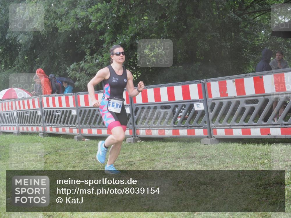 21.06.2025 - 27. Vierlanden-Triathlon KatJ http://msf.ph/oto/8039154 15.06.2025 14:22:27 Ziel 894, 1177 meine-sportfotos.de
