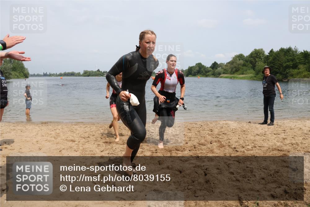 21.06.2025 - 27. Vierlanden-Triathlon Lena Gebhardt http://msf.ph/oto/8039155 15.06.2025 12:31:11 Schwimmen 1069, 1070, 1071, 1072 meine-sportfotos.de