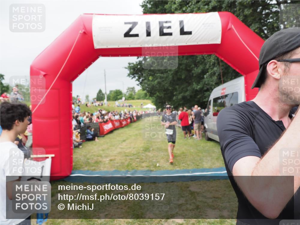 21.06.2025 - 27. Vierlanden-Triathlon MichiJ http://msf.ph/oto/8039157 15.06.2026 13:20:15 Ziel 710, 803 meine-sportfotos.de