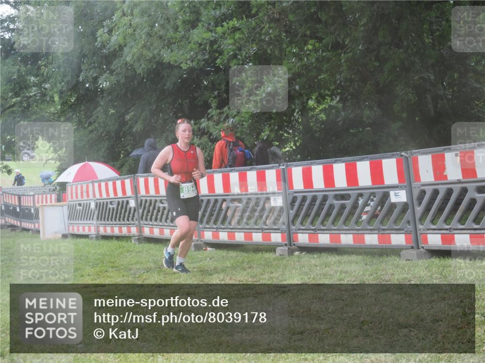 21.06.2025 - 27. Vierlanden-Triathlon KatJ http://msf.ph/oto/8039178 15.06.2025 14:22:34 Ziel 886, 894 meine-sportfotos.de