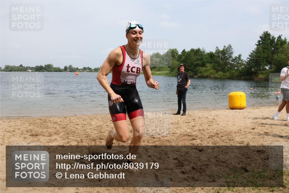 21.06.2025 - 27. Vierlanden-Triathlon Lena Gebhardt http://msf.ph/oto/8039179 15.06.2025 12:31:13 Schwimmen 1069, 1070, 1071, 1072 meine-sportfotos.de