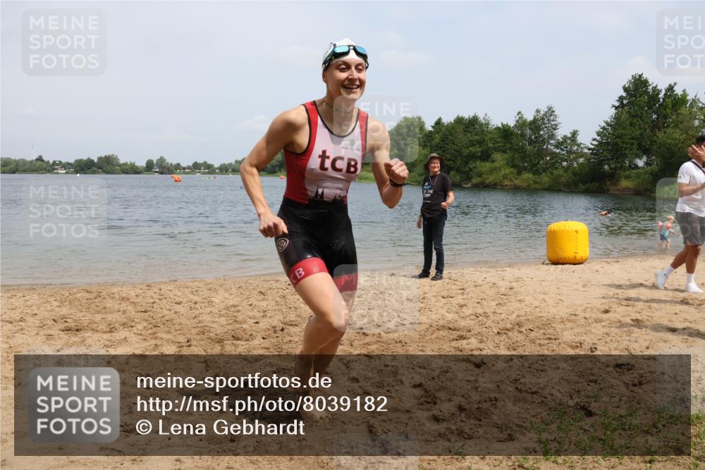 21.06.2025 - 27. Vierlanden-Triathlon Lena Gebhardt http://msf.ph/oto/8039182 15.06.2025 12:31:13 Schwimmen 1069, 1070, 1071, 1072 meine-sportfotos.de