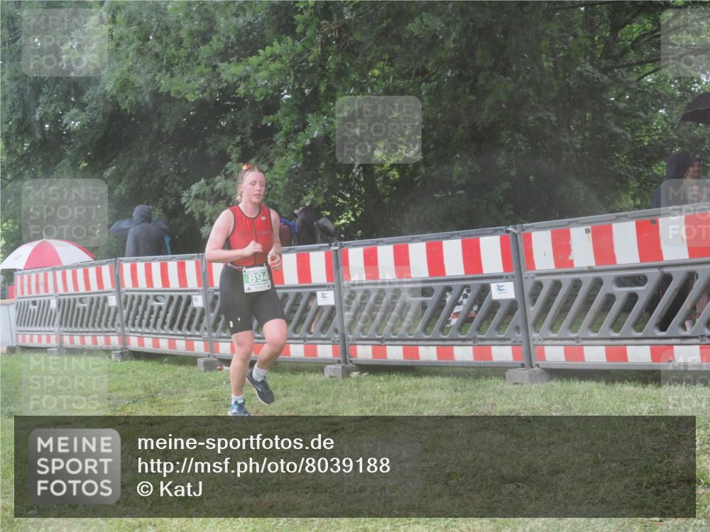 21.06.2025 - 27. Vierlanden-Triathlon KatJ http://msf.ph/oto/8039188 15.06.2025 14:22:34 Ziel 886, 894 meine-sportfotos.de
