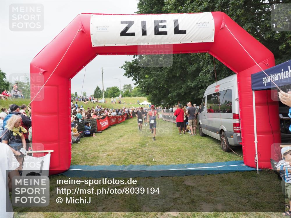 21.06.2025 - 27. Vierlanden-Triathlon MichiJ http://msf.ph/oto/8039194 15.06.2026 13:20:23 Ziel 741, 803, 840 meine-sportfotos.de