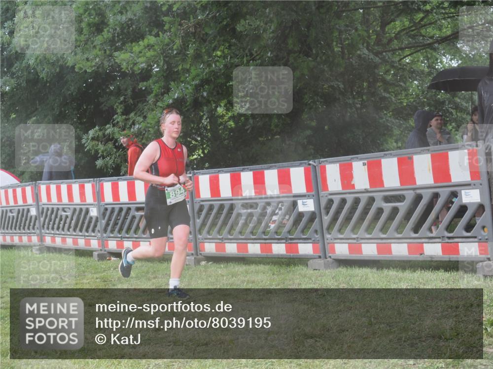 21.06.2025 - 27. Vierlanden-Triathlon KatJ http://msf.ph/oto/8039195 15.06.2025 14:22:35 Ziel 886, 894 meine-sportfotos.de