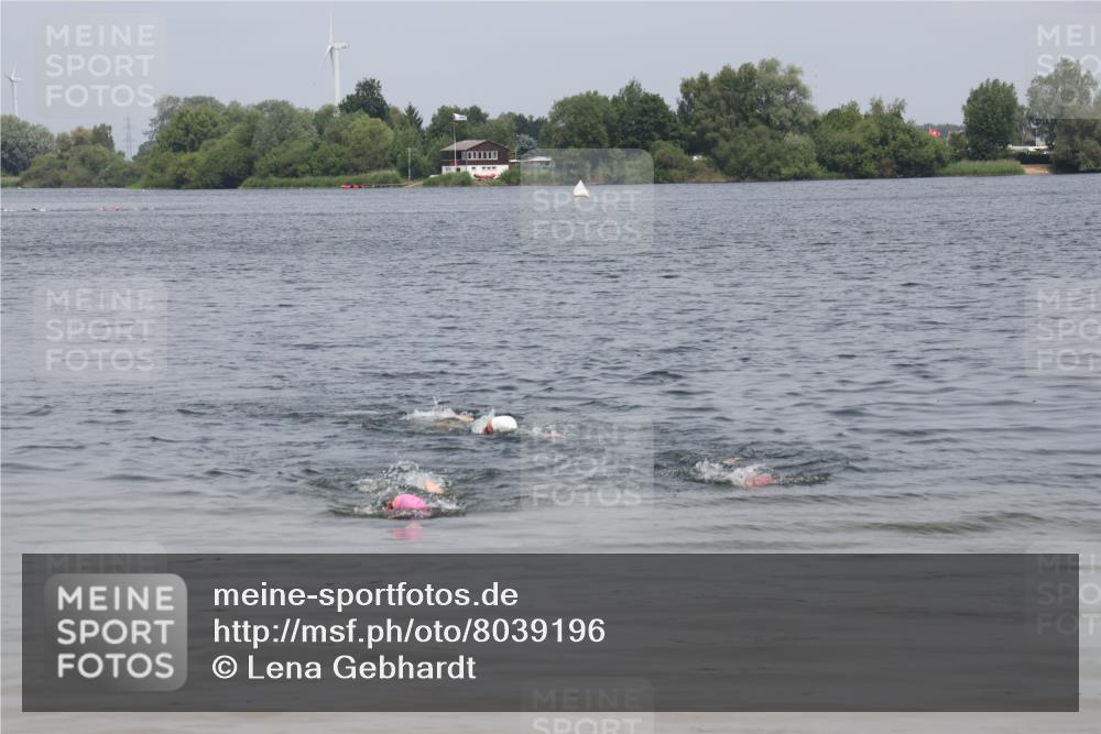 21.06.2025 - 27. Vierlanden-Triathlon Lena Gebhardt http://msf.ph/oto/8039196 15.06.2025 12:31:46 Schwimmen  meine-sportfotos.de