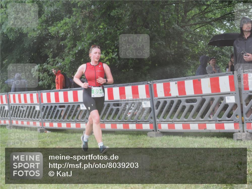 21.06.2025 - 27. Vierlanden-Triathlon KatJ http://msf.ph/oto/8039203 15.06.2025 14:22:35 Ziel 886, 894 meine-sportfotos.de