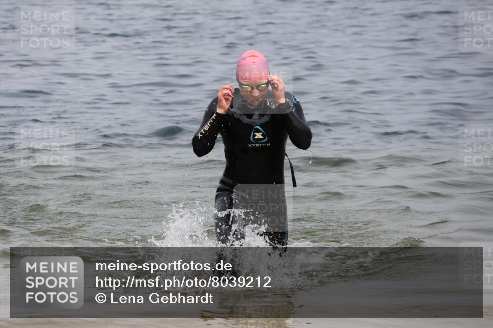 21.06.2025 - 27. Vierlanden-Triathlon Lena Gebhardt http://msf.ph/oto/8039212 15.06.2025 12:31:55 Schwimmen 1078, 1079, 1080 meine-sportfotos.de