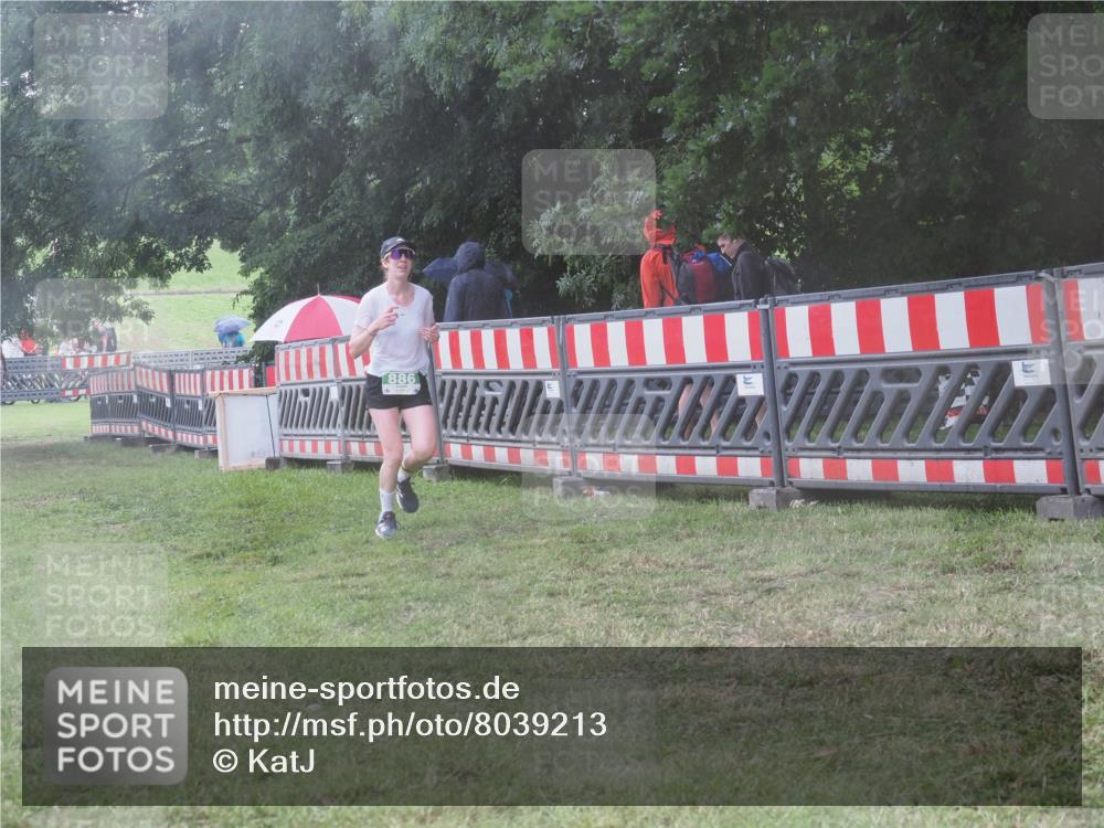 21.06.2025 - 27. Vierlanden-Triathlon KatJ http://msf.ph/oto/8039213 15.06.2025 14:22:43 Ziel 886, 1317 meine-sportfotos.de