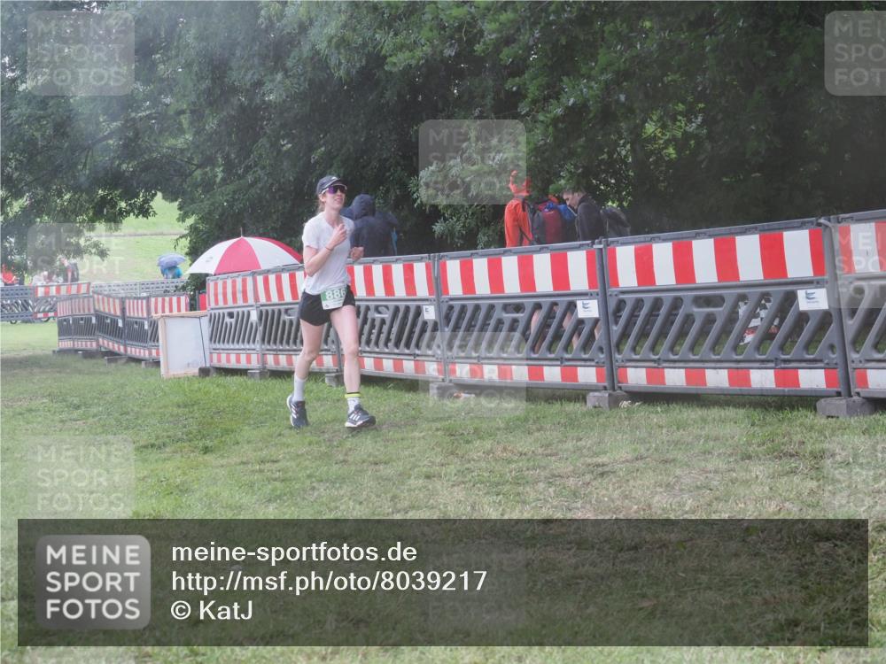 21.06.2025 - 27. Vierlanden-Triathlon KatJ http://msf.ph/oto/8039217 15.06.2025 14:22:43 Ziel 886, 1317 meine-sportfotos.de