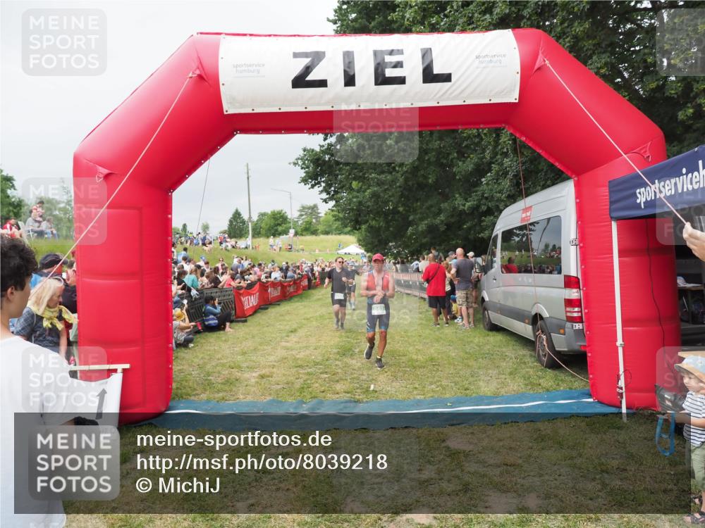 21.06.2025 - 27. Vierlanden-Triathlon MichiJ http://msf.ph/oto/8039218 15.06.2026 13:20:24 Ziel 641, 741, 840 meine-sportfotos.de