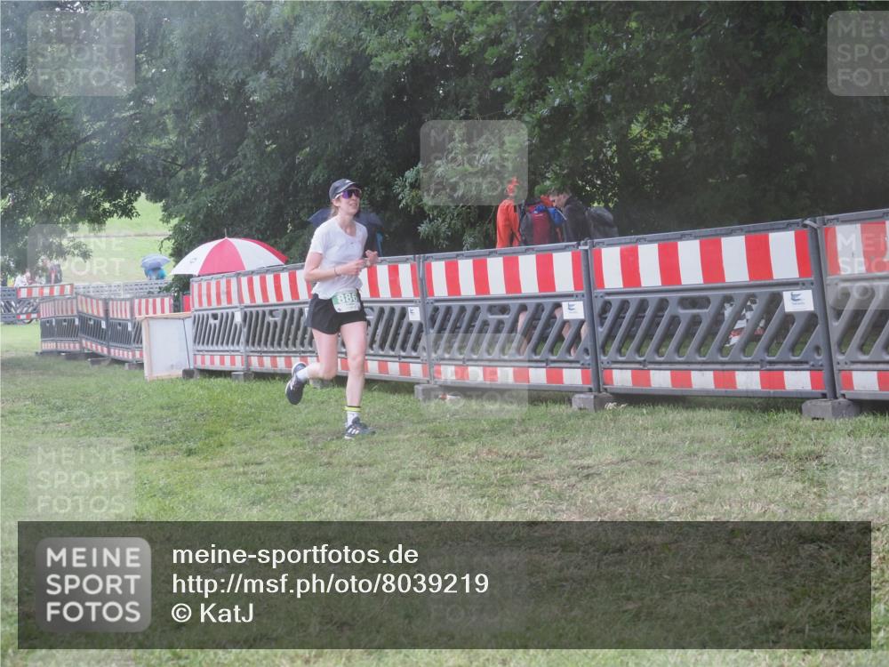 21.06.2025 - 27. Vierlanden-Triathlon KatJ http://msf.ph/oto/8039219 15.06.2025 14:22:43 Ziel 886, 1317 meine-sportfotos.de
