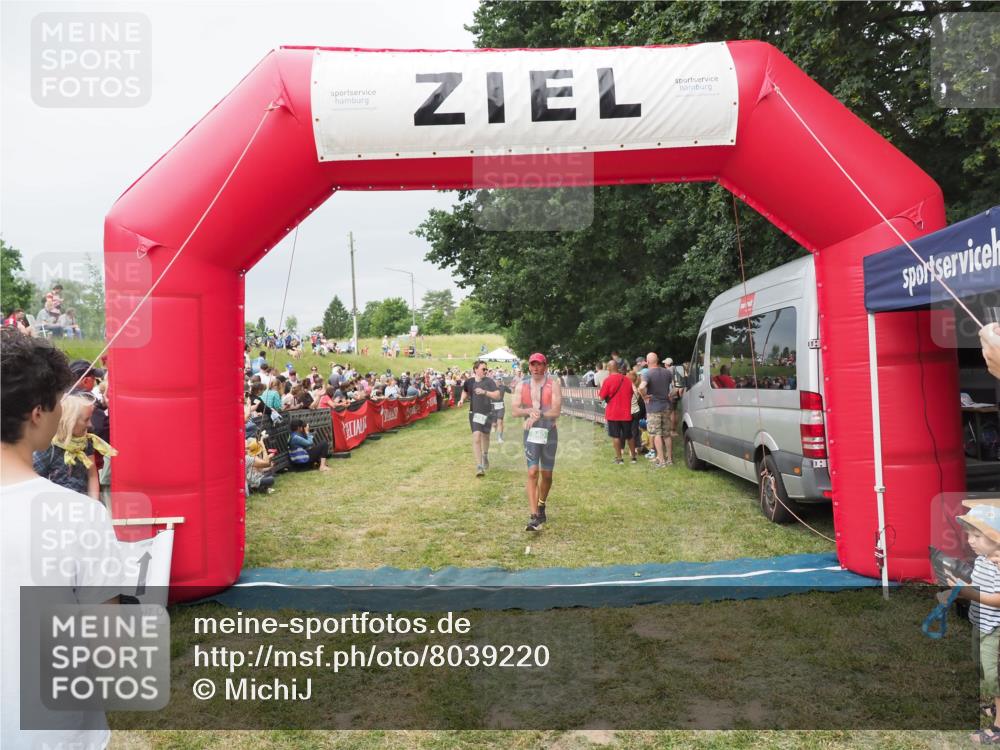 21.06.2025 - 27. Vierlanden-Triathlon MichiJ http://msf.ph/oto/8039220 15.06.2026 13:20:24 Ziel 641, 741, 840 meine-sportfotos.de