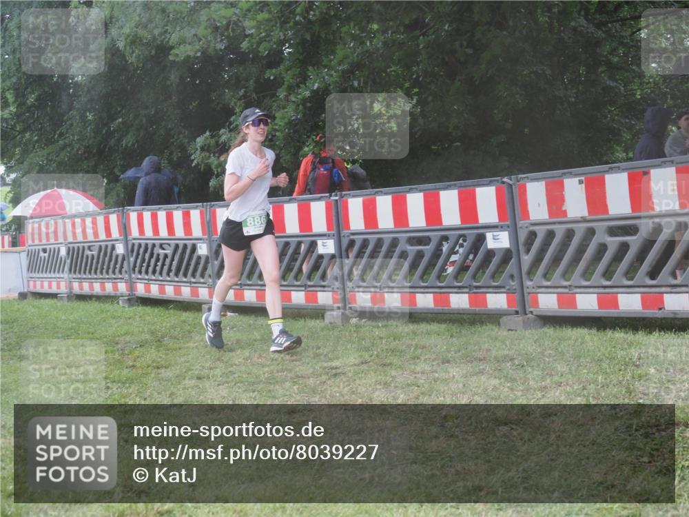 21.06.2025 - 27. Vierlanden-Triathlon KatJ http://msf.ph/oto/8039227 15.06.2025 14:22:44 Ziel 886, 1317 meine-sportfotos.de