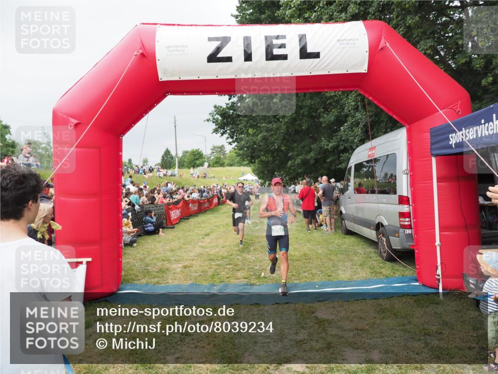 21.06.2025 - 27. Vierlanden-Triathlon MichiJ http://msf.ph/oto/8039234 15.06.2026 13:20:25 Ziel 641, 678, 741, 840 meine-sportfotos.de