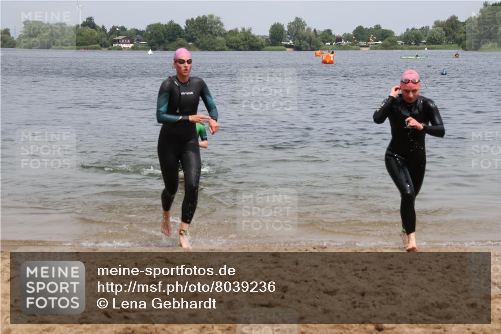 21.06.2025 - 27. Vierlanden-Triathlon Lena Gebhardt http://msf.ph/oto/8039236 15.06.2025 12:31:58 Schwimmen 1078, 1079, 1080 meine-sportfotos.de