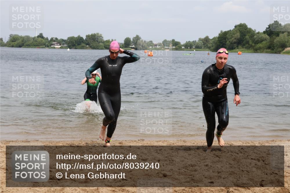 21.06.2025 - 27. Vierlanden-Triathlon Lena Gebhardt http://msf.ph/oto/8039240 15.06.2025 12:31:59 Schwimmen 1078, 1079, 1080 meine-sportfotos.de