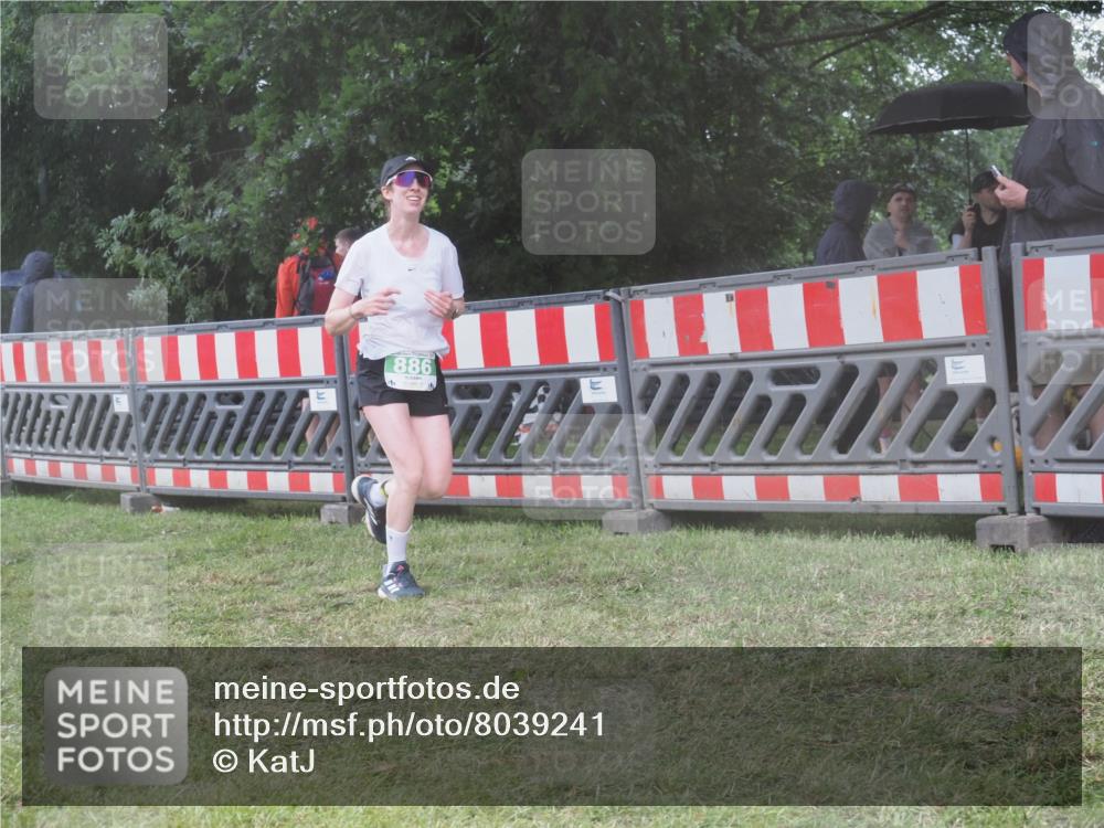 21.06.2025 - 27. Vierlanden-Triathlon KatJ http://msf.ph/oto/8039241 15.06.2025 14:22:44 Ziel 886, 1317 meine-sportfotos.de