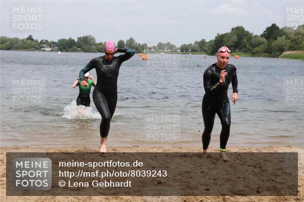 21.06.2025 - 27. Vierlanden-Triathlon Lena Gebhardt http://msf.ph/oto/8039243 15.06.2025 12:31:59 Schwimmen 1078, 1079, 1080 meine-sportfotos.de