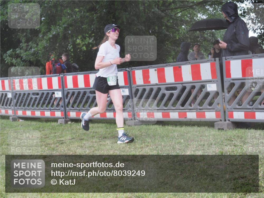 21.06.2025 - 27. Vierlanden-Triathlon KatJ http://msf.ph/oto/8039249 15.06.2025 14:22:44 Ziel 886, 1317 meine-sportfotos.de