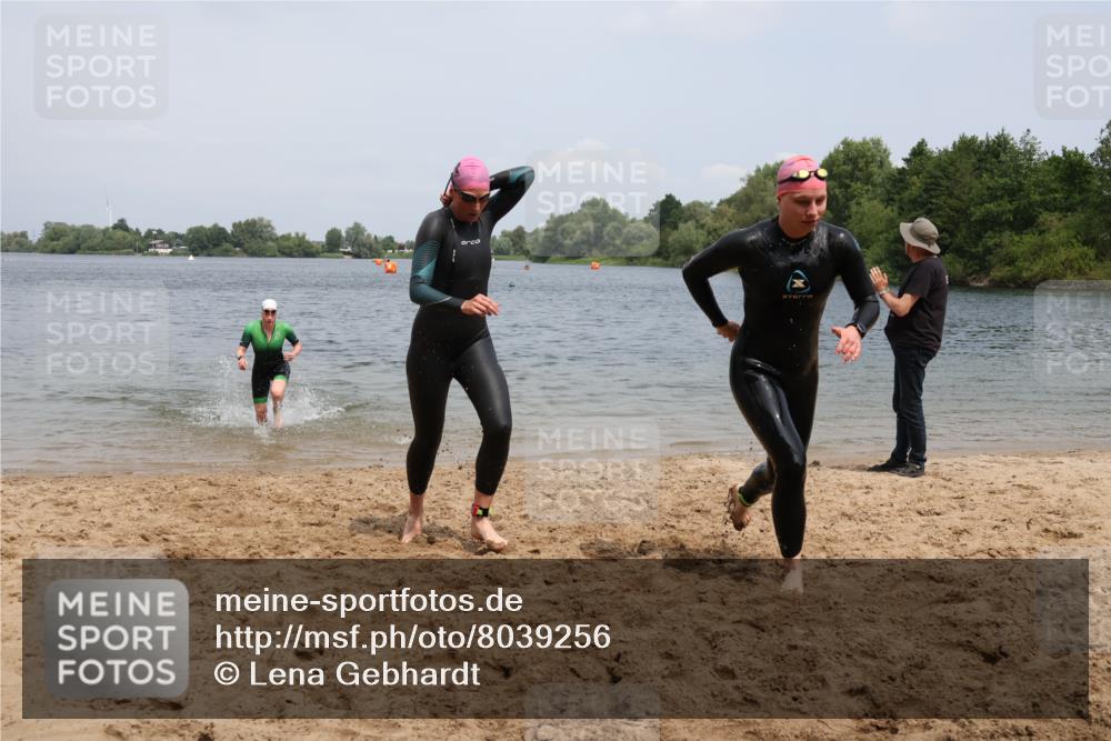 21.06.2025 - 27. Vierlanden-Triathlon Lena Gebhardt http://msf.ph/oto/8039256 15.06.2025 12:32:00 Schwimmen 1078, 1079, 1080 meine-sportfotos.de