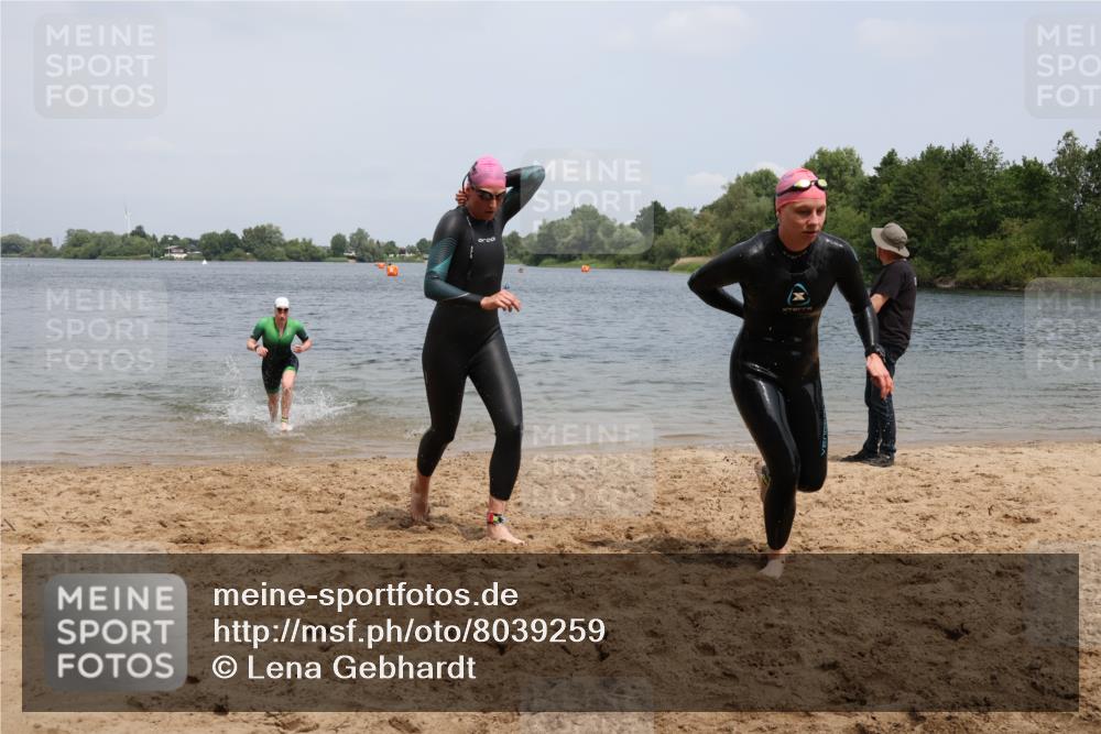 21.06.2025 - 27. Vierlanden-Triathlon Lena Gebhardt http://msf.ph/oto/8039259 15.06.2025 12:32:00 Schwimmen 1078, 1079, 1080 meine-sportfotos.de