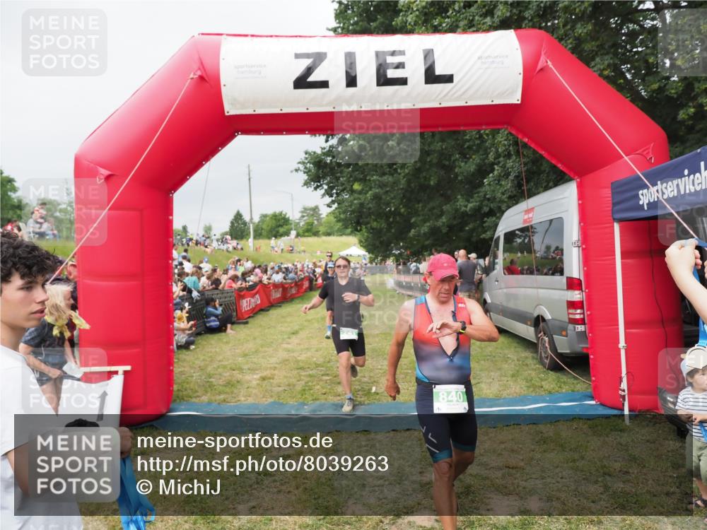 21.06.2025 - 27. Vierlanden-Triathlon MichiJ http://msf.ph/oto/8039263 15.06.2026 13:20:26 Ziel 641, 678, 741, 840 meine-sportfotos.de