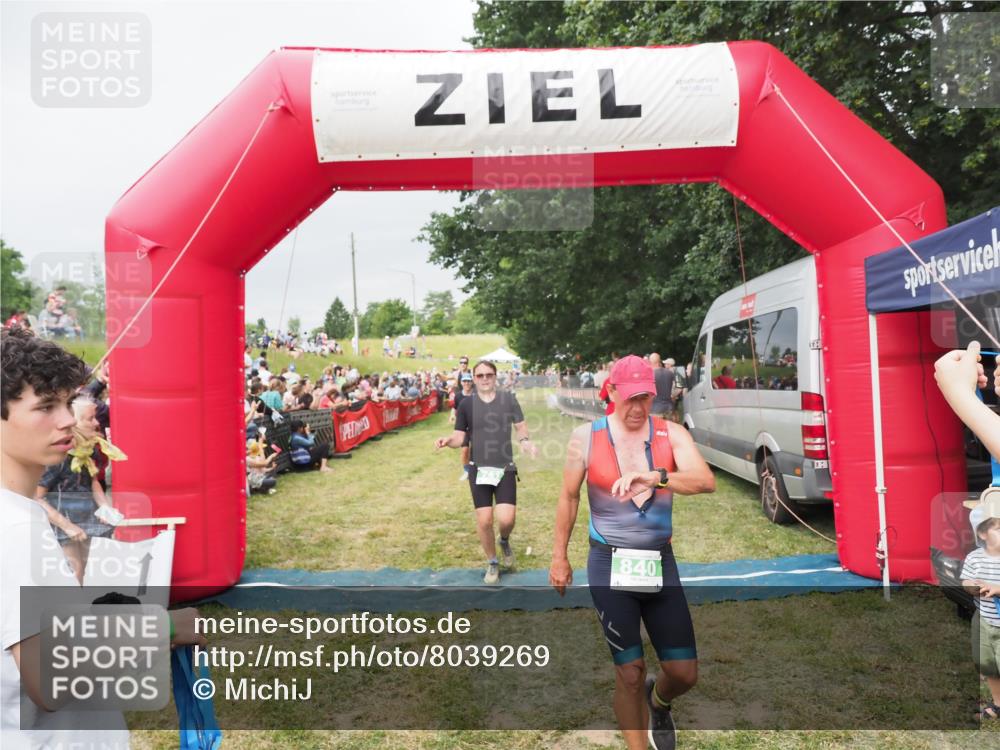 21.06.2025 - 27. Vierlanden-Triathlon MichiJ http://msf.ph/oto/8039269 15.06.2026 13:20:26 Ziel 641, 678, 741, 840 meine-sportfotos.de