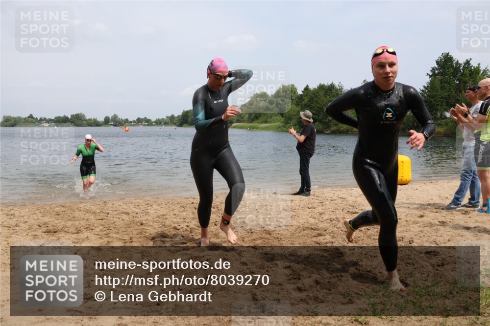 21.06.2025 - 27. Vierlanden-Triathlon Lena Gebhardt http://msf.ph/oto/8039270 15.06.2025 12:32:00 Schwimmen 1078, 1079, 1080 meine-sportfotos.de