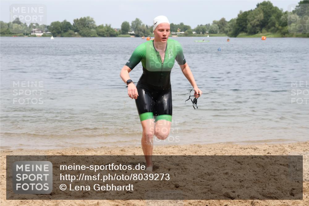 21.06.2025 - 27. Vierlanden-Triathlon Lena Gebhardt http://msf.ph/oto/8039273 15.06.2025 12:32:02 Schwimmen 1078, 1079, 1080 meine-sportfotos.de