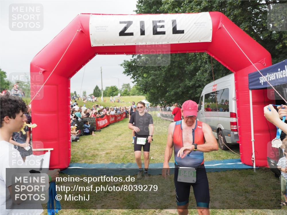 21.06.2025 - 27. Vierlanden-Triathlon MichiJ http://msf.ph/oto/8039279 15.06.2026 13:20:27 Ziel 641, 678, 741, 840 meine-sportfotos.de