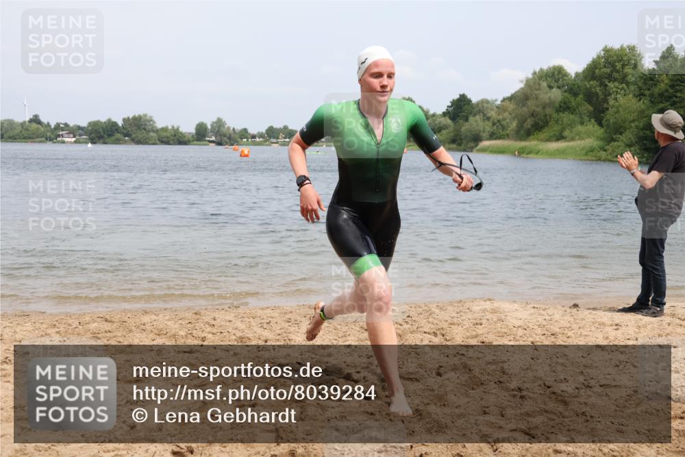 21.06.2025 - 27. Vierlanden-Triathlon Lena Gebhardt http://msf.ph/oto/8039284 15.06.2025 12:32:02 Schwimmen 1078, 1079, 1080 meine-sportfotos.de