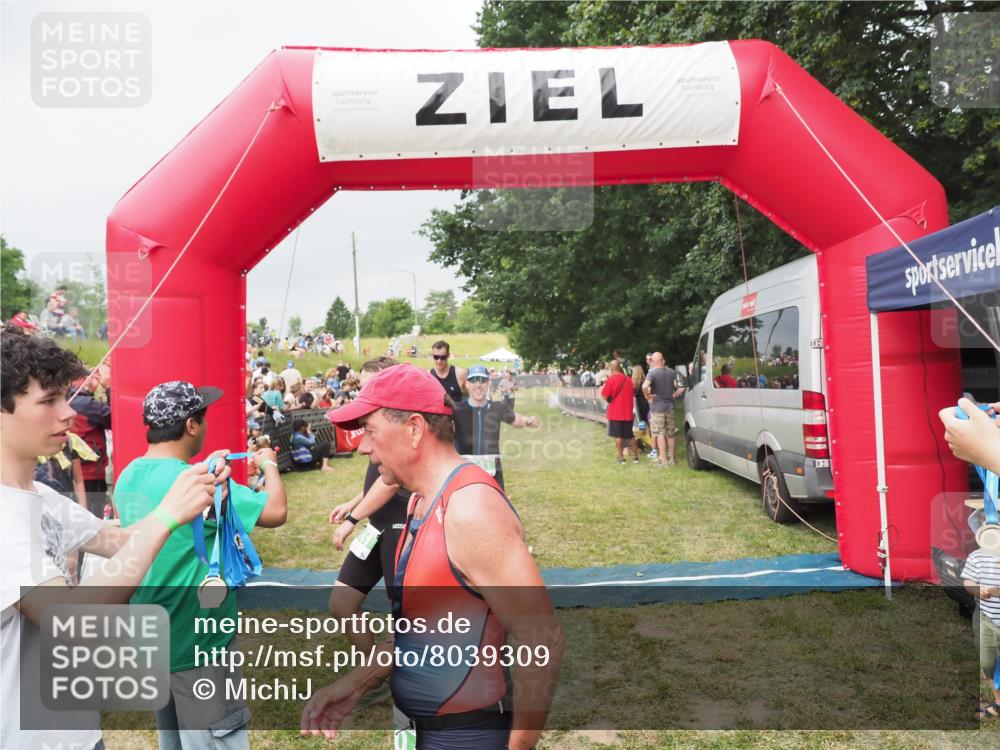 21.06.2025 - 27. Vierlanden-Triathlon MichiJ http://msf.ph/oto/8039309 15.06.2026 13:20:28 Ziel 641, 678, 741, 840 meine-sportfotos.de