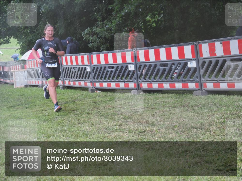 21.06.2025 - 27. Vierlanden-Triathlon KatJ http://msf.ph/oto/8039343 15.06.2025 14:22:57 Ziel 1202, 1270 meine-sportfotos.de