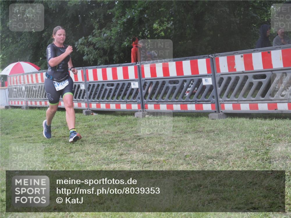 21.06.2025 - 27. Vierlanden-Triathlon KatJ http://msf.ph/oto/8039353 15.06.2025 14:22:57 Ziel 1202, 1270 meine-sportfotos.de
