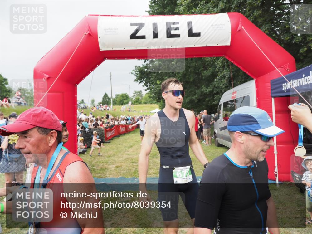 21.06.2025 - 27. Vierlanden-Triathlon MichiJ http://msf.ph/oto/8039354 15.06.2026 13:20:30 Ziel 641, 678, 688, 709, 741, 840 meine-sportfotos.de