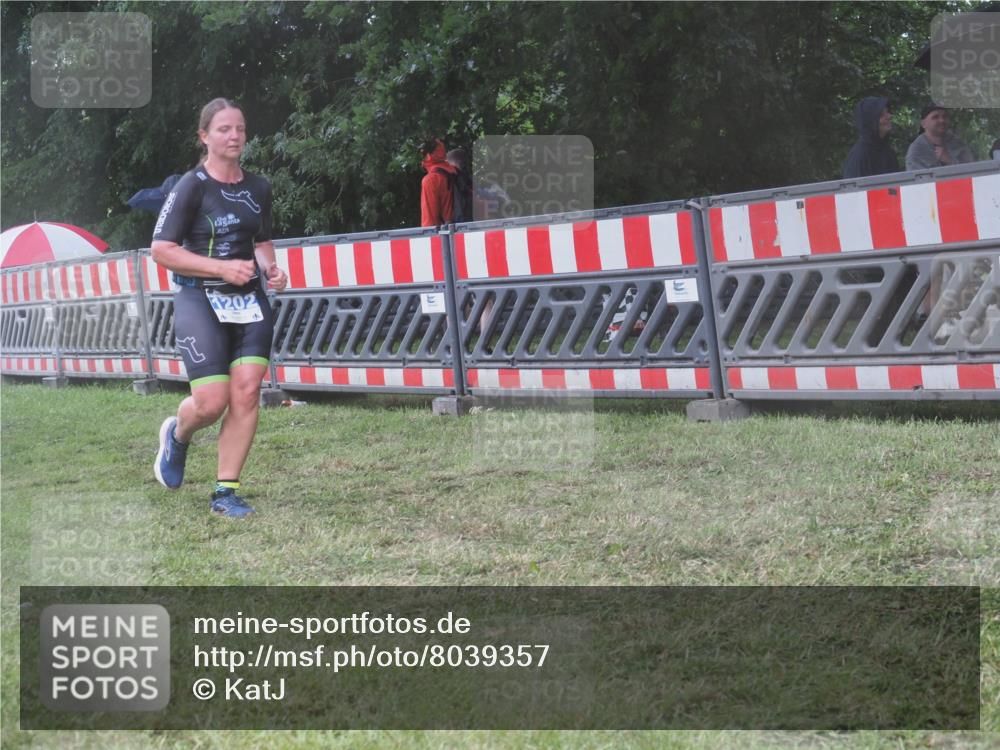 21.06.2025 - 27. Vierlanden-Triathlon KatJ http://msf.ph/oto/8039357 15.06.2025 14:22:58 Ziel 1202, 1270 meine-sportfotos.de