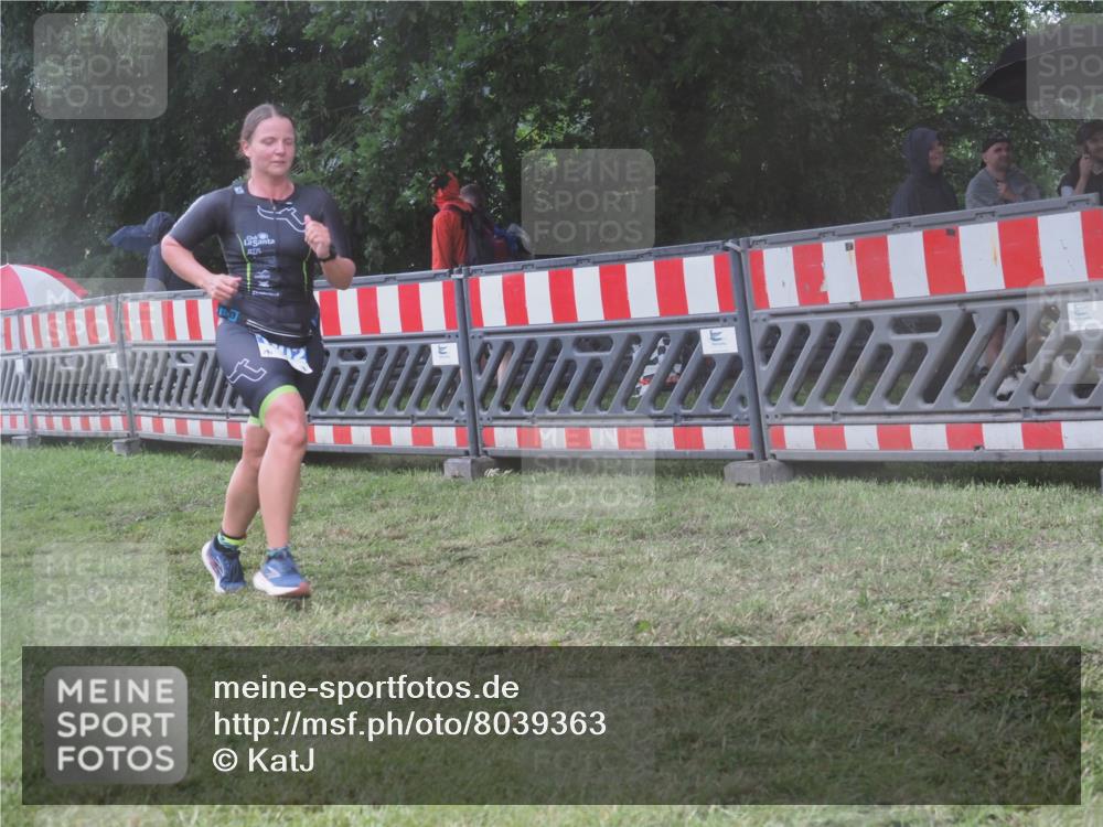 21.06.2025 - 27. Vierlanden-Triathlon KatJ http://msf.ph/oto/8039363 15.06.2025 14:22:58 Ziel 1202, 1270 meine-sportfotos.de