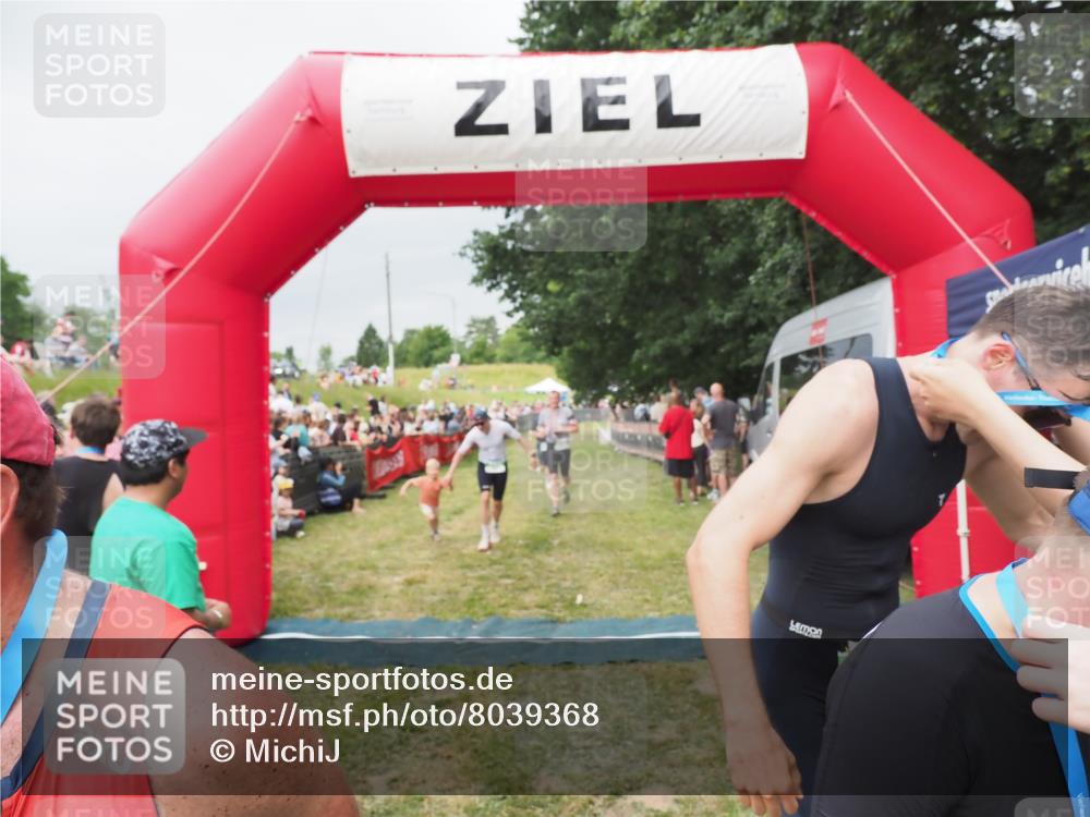 21.06.2025 - 27. Vierlanden-Triathlon MichiJ http://msf.ph/oto/8039368 15.06.2026 13:20:32 Ziel 641, 678, 688, 694, 709, 741, 840 meine-sportfotos.de