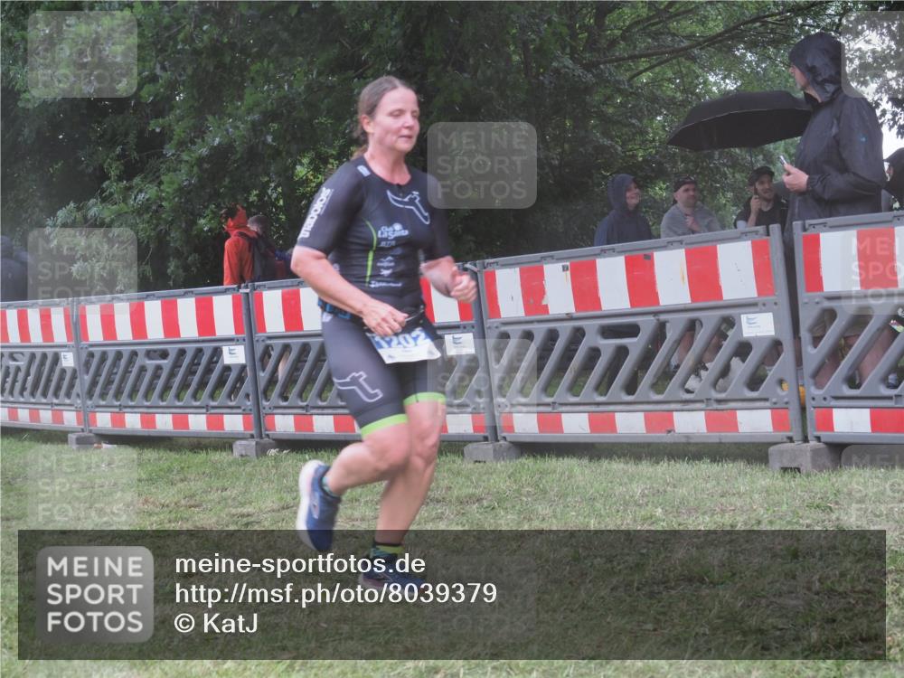 21.06.2025 - 27. Vierlanden-Triathlon KatJ http://msf.ph/oto/8039379 15.06.2025 14:22:58 Ziel 1202, 1270 meine-sportfotos.de